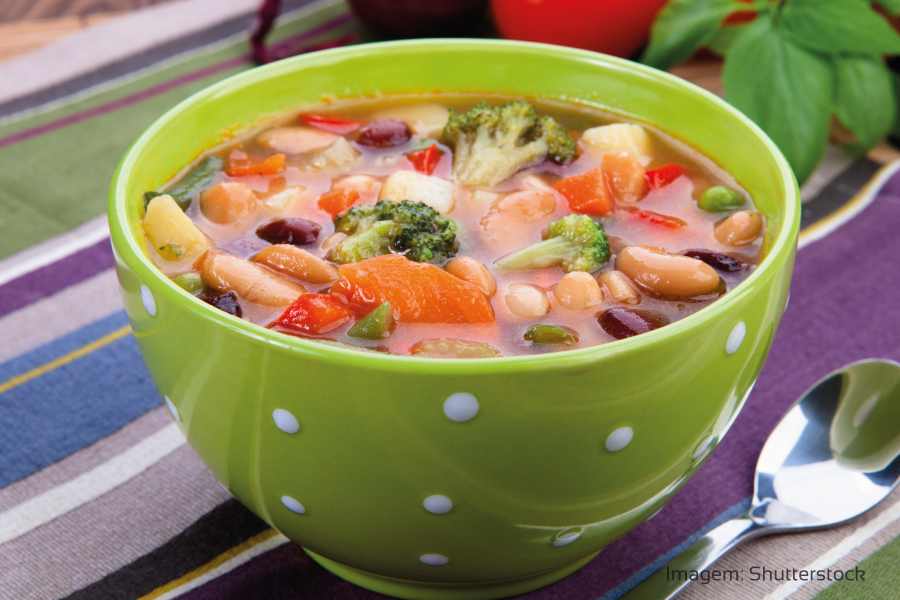 Sopa de legumes e feijão