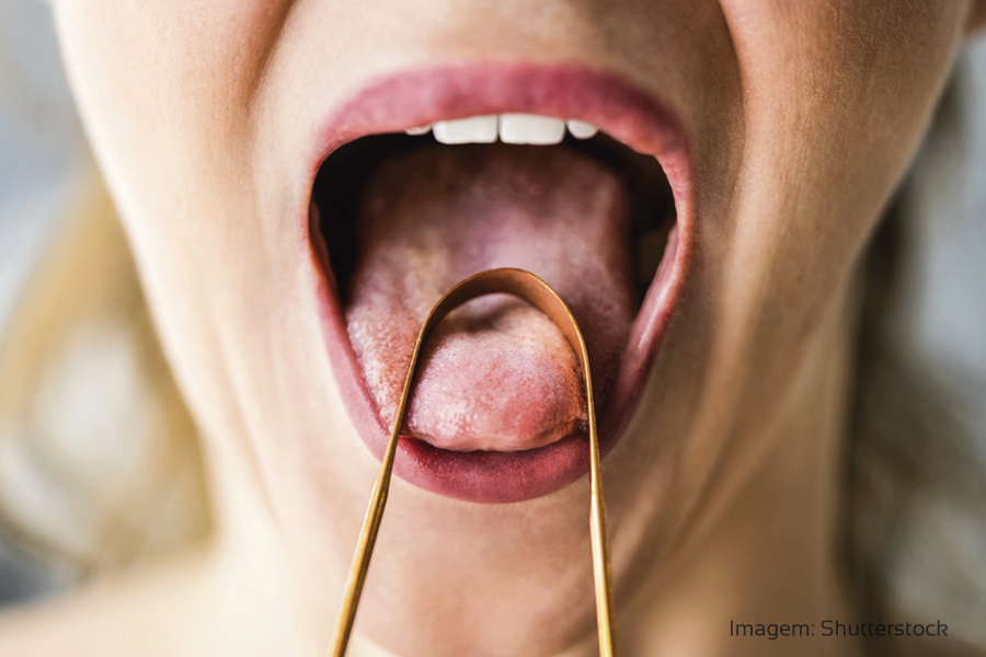 5 benefícios em raspar a língua